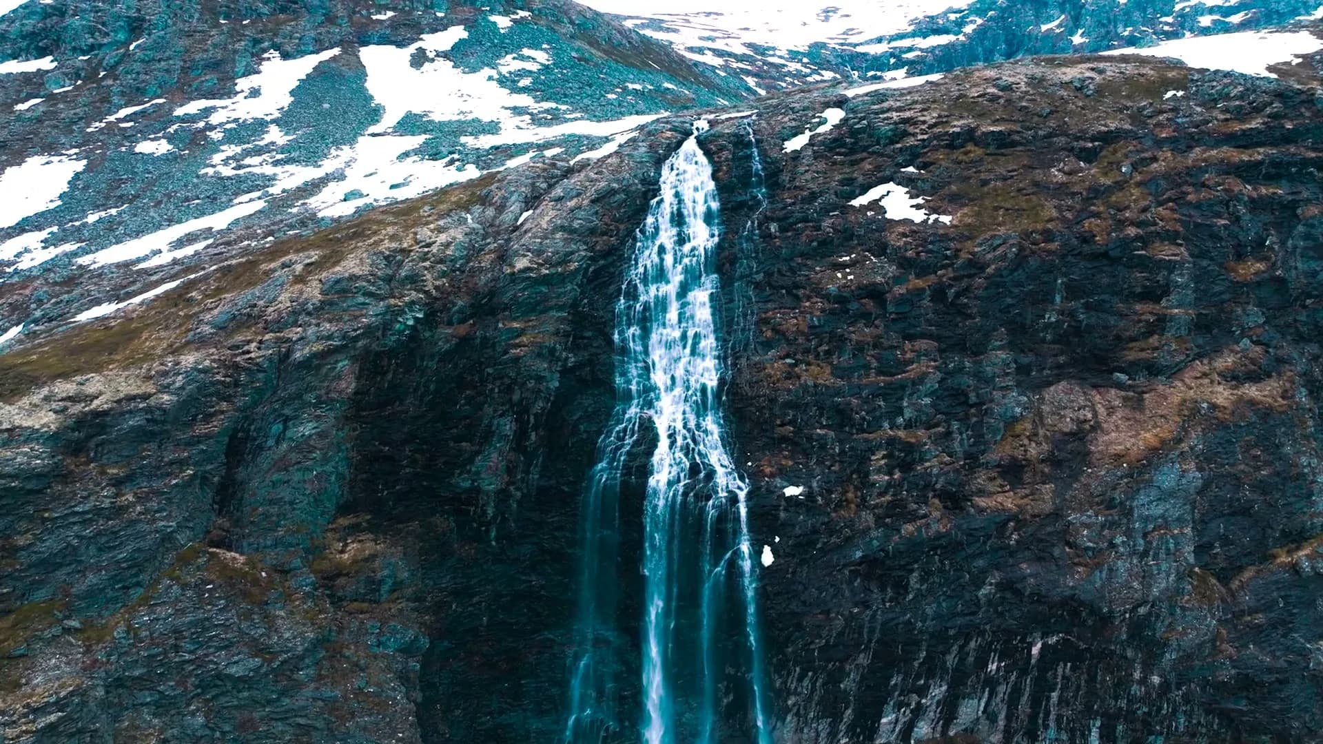 The tall fall off the snow-capped wall, the poster of the Teako Minerals hero film