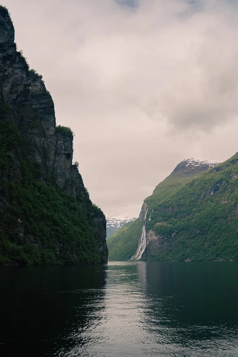 The fjord as a canyon, the walls closing on the water